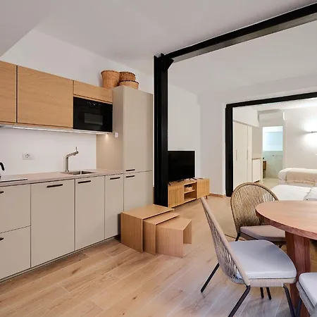 Mac Mahon Living - *